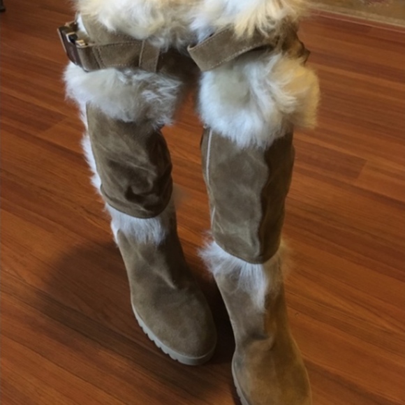 🚫 SOLD Reposh Coach Tan Suede Faux Fur Boots - Picture 2 of 8